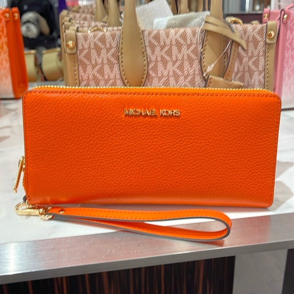 MICHAEL KORS JST
Leather Continental Wristlet Phone Case Wallet
Poppy
NWT - Picture 4 of 16